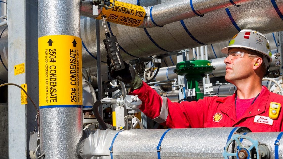 Shell Mitarbeiter arbeitet an Rohren