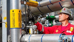 Shell Mitarbeiter arbeitet an Rohren