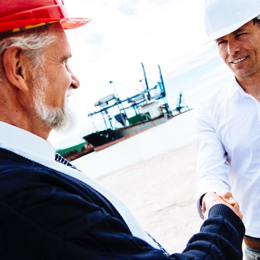 Geschäftsmänner geben sich die Hand