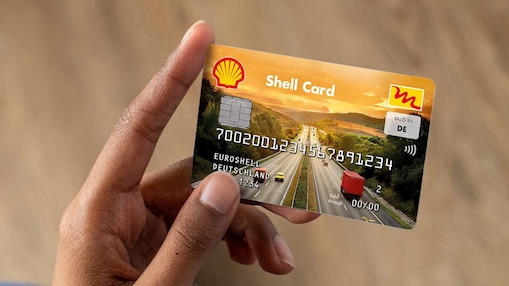 Kundin hält Shell Card in der Hand