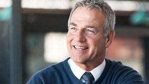 Geschäftsmänner, die sich die Hand geben