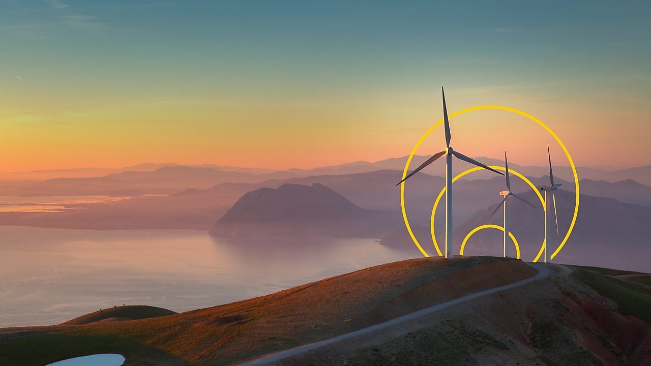 Hügelige Landschaft mit Windrädern in der Morgendämmerung