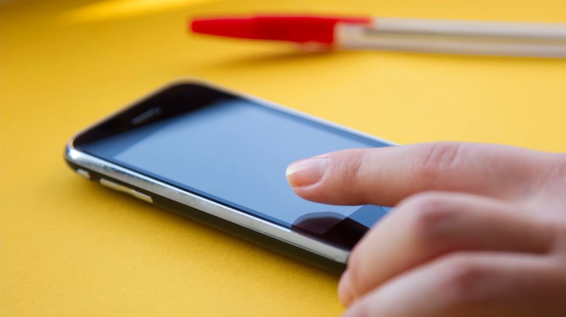 Hand auf einem Smartphone