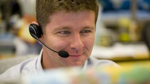 Mann mit einem Handset