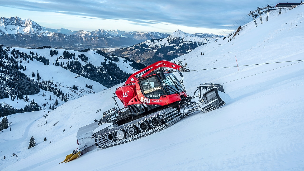 Pistenraupe fährt durch Ski-Gebiet