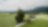 Traktor fährt durch Berglandschaft