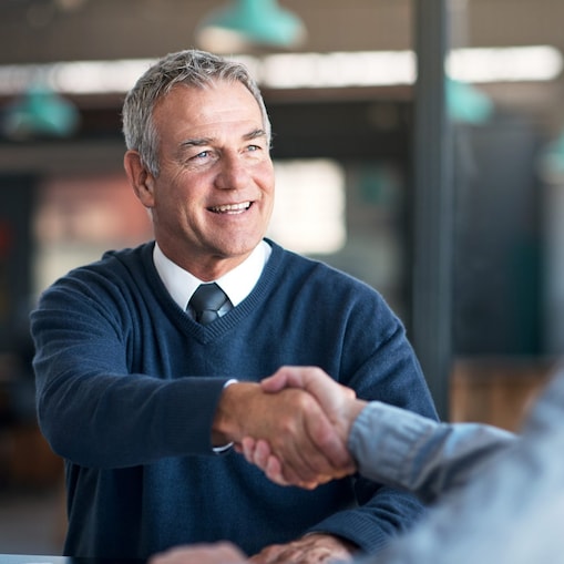 Kooperation zwischen Shell und Geschäftskunden. Männer, die sich die Hände schütteln