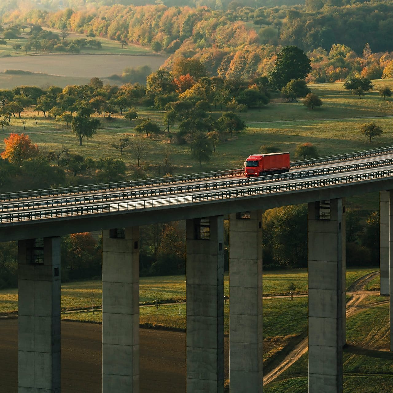 roter LKW unterwegs in der Natur