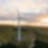 Windkraftwerke auf einem Bergrücken. Hochwinkel-Luftfotografie