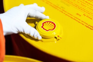 Employee closing a freshly filled drum at the filling line at Taloja lubricants-oil plant