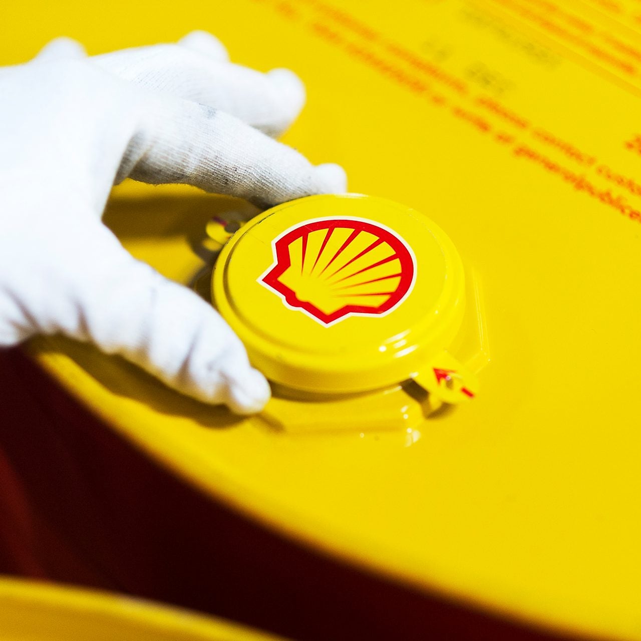 helix ultra diesel 5w 40 in the shop of a gas station.jpeg