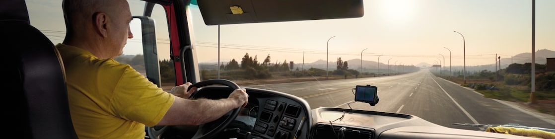 LKW Fahrer, der auf einer verlassenen Strasse fährt