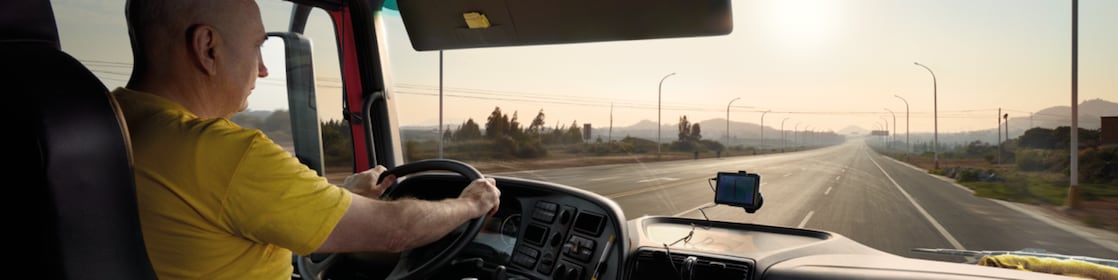 LKW Fahrer, der auf einer verlassenen Strasse fährt