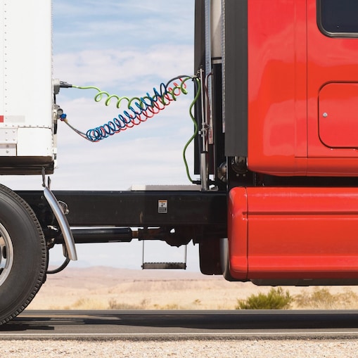 Sattelschlepper auf einer Straße