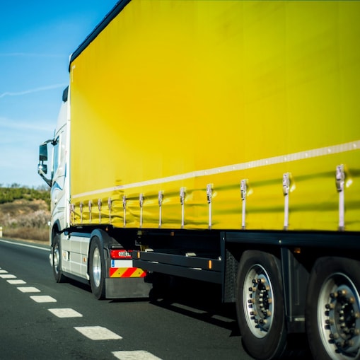 Gelber LKW auf einer Straße