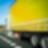 Gelber LKW auf einer Straße