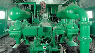 Industrielles Gaskompressorsystem mit Rohrleitungen und Schmierung für maximale Effizienz