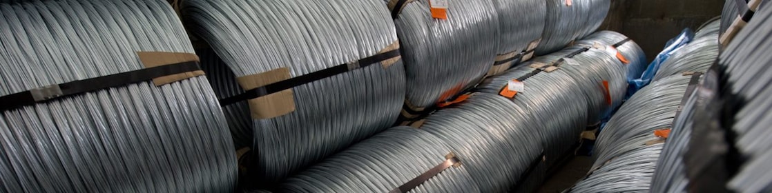 Aufgerollte Stahldrahtspulen im Industrielager für Anwendungen zur Maschinenschmierung