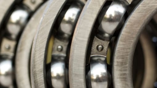 Nahaufnahme eines industriellen Kugellagers mit Stahlkugeln für die Schmierung von Hochlastmaschinen