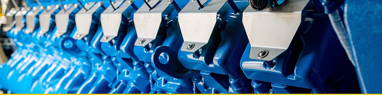 Nahaufnahme von blauen stationären Gasmotorzylindern für die Stromerzeugung.