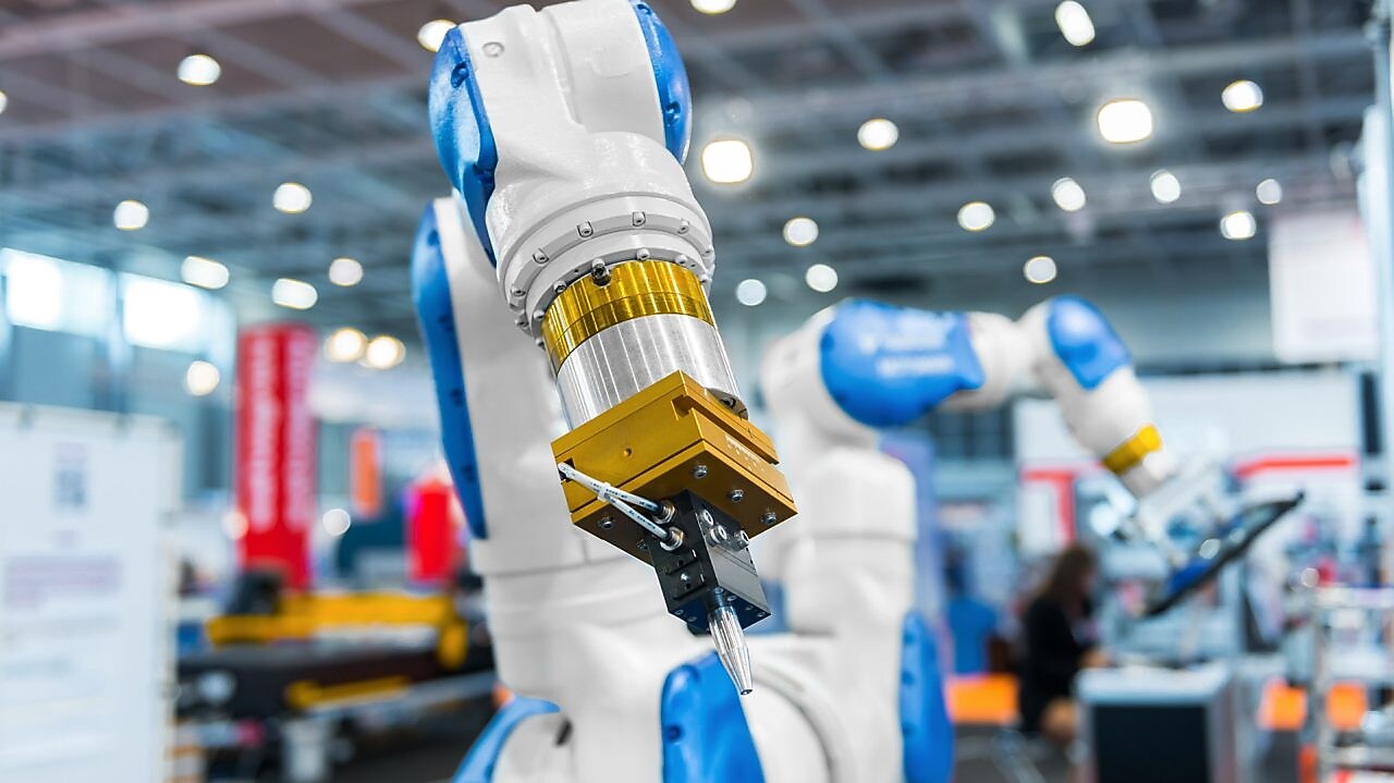 Industrieller Roboterarm für automatisierte Fertigung, hohe Präzision und Effizienz in der Produktion.Image: Plastic Granules in Production