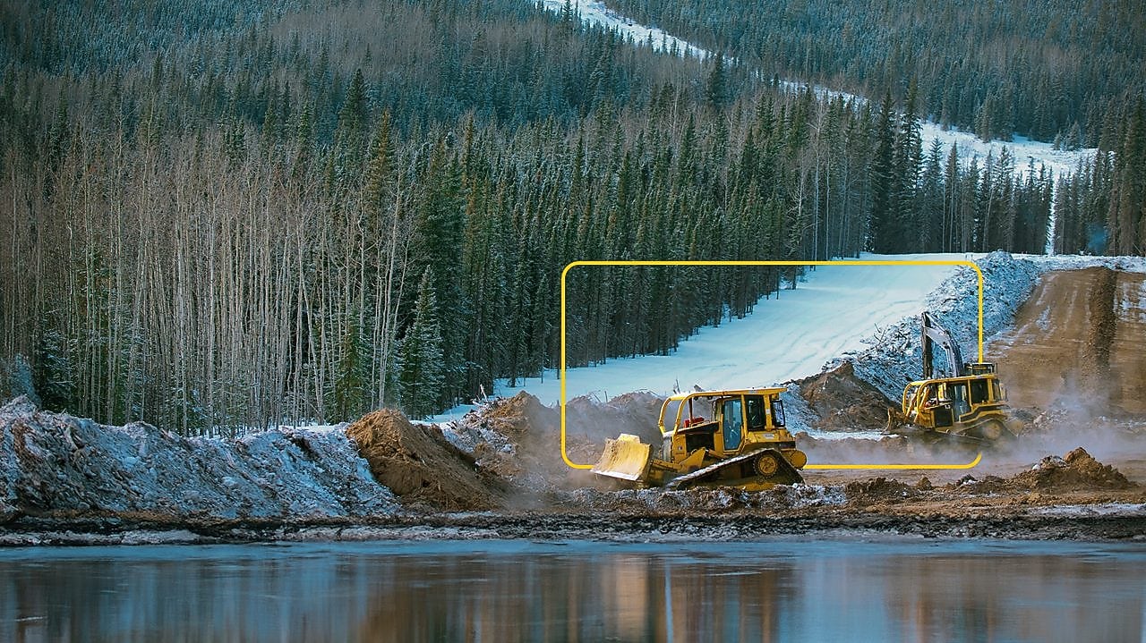 Roter Traktor auf offenem Feld