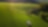 Roter Traktor auf offenem Feld