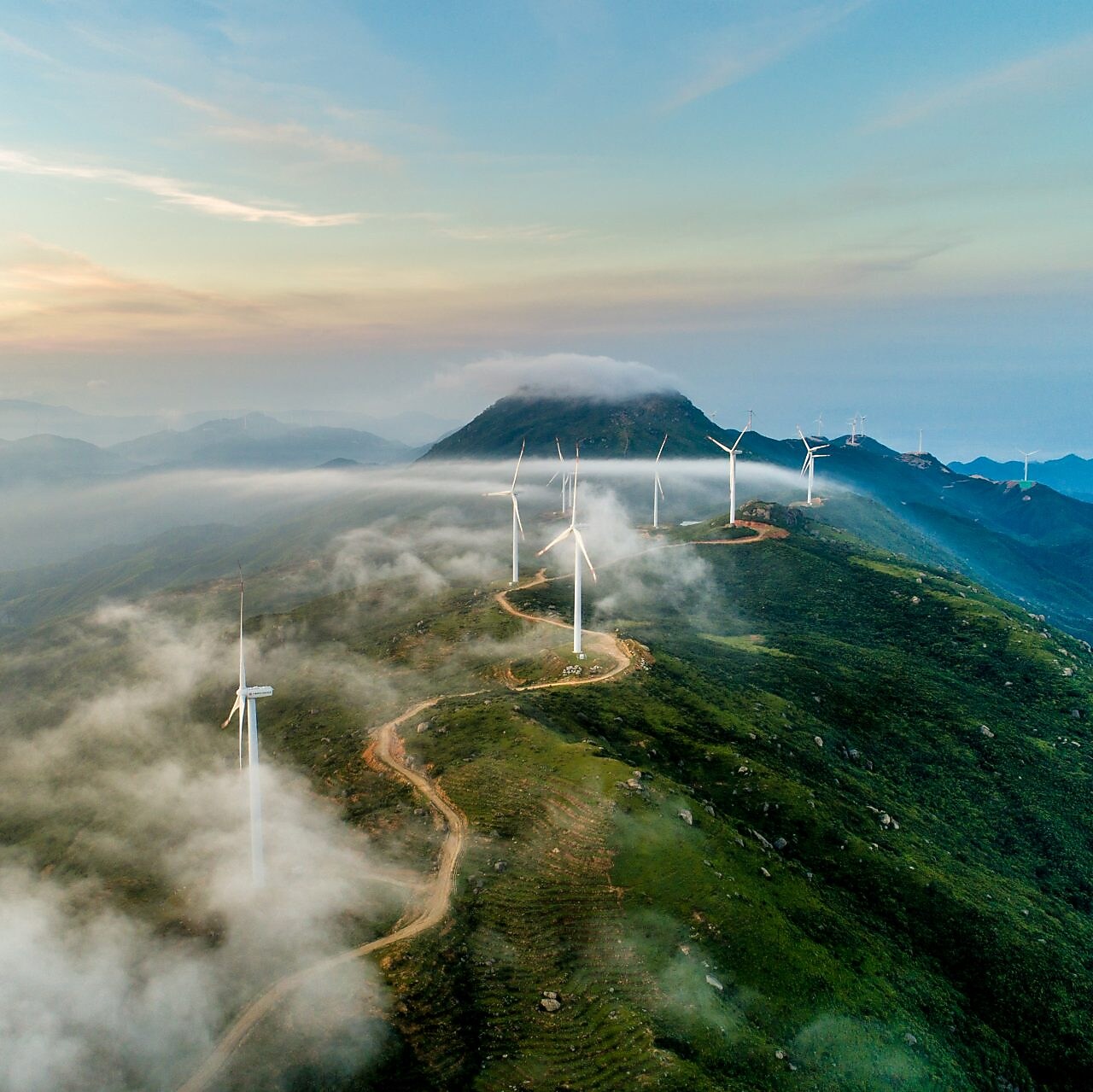 Windräder auf einem Berg