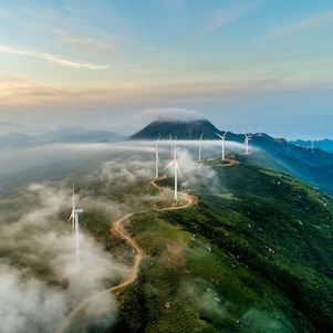 Windräder auf einem Berg