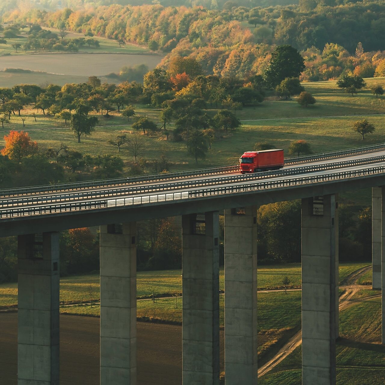 roter LKW unterwegs in der Natur