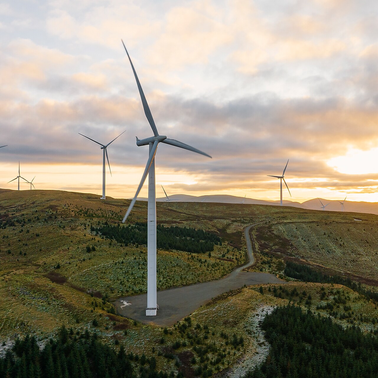 Windkraftwerke auf einem Bergrücken. Hochwinkel-Luftfotografie