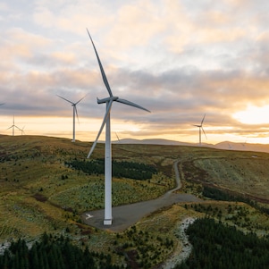 Windkraftwerke auf einem Bergrücken. Hochwinkel-Luftfotografie