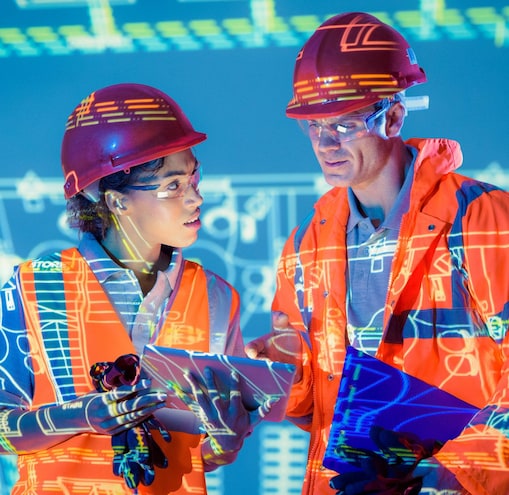 Zwei Bauarbeiter mit Schutzhelmen in einer digitalen Landschaft