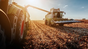 Traktor fährt über das Feld