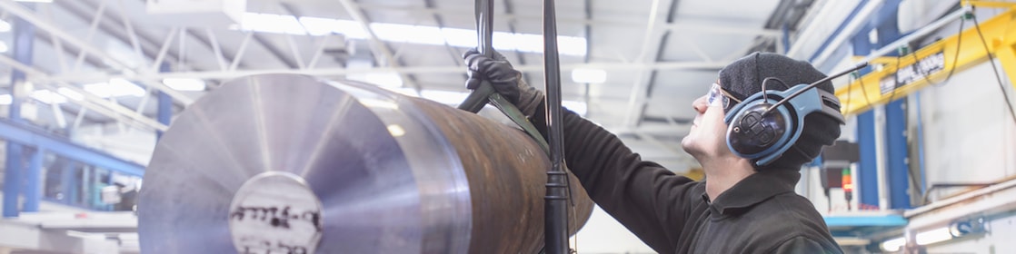 Ingenieur arbeitet an Stahlmotor