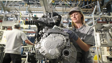 Techniker montiert einen Automotor in einer modernen Produktionsanlage für Präzisionstechnik und industrielle Schmierstoffleistung
