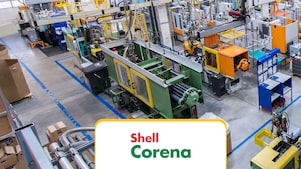 Automatisierte industrielle Produktionslinie mit Maschinen und Montageanlagen in einer Fabrik, die Shell Corena Lösungen für effiziente Kompressorschmierung hervorhebt