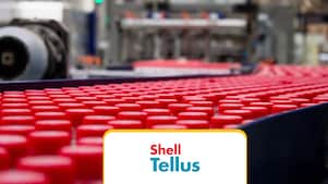 Shell Tellus Hydrauliköl‑Behälter auf automatisierter Produktionslinie in einer Industrieanlage