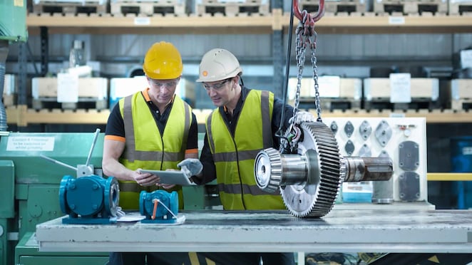 Shell Mitarbeiter im Beratungsgespräch mit einem Industriearbeiter vor Ort