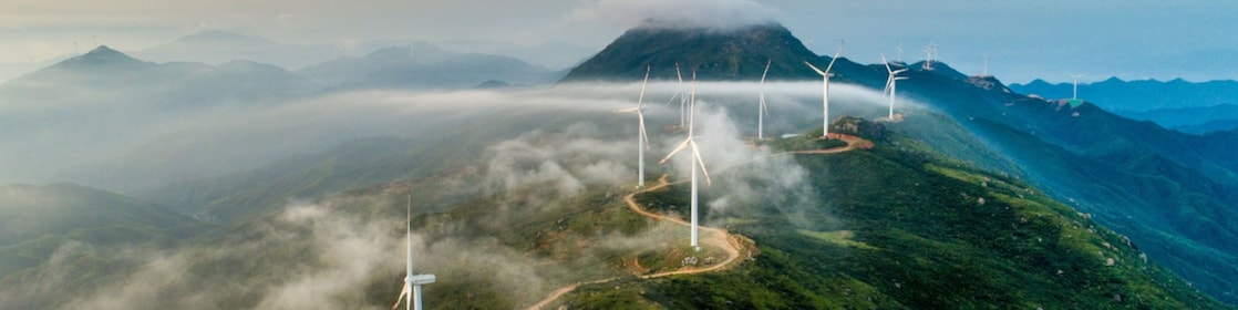Windräder auf einem Berg