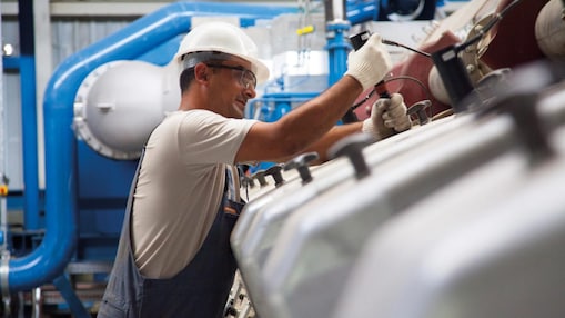 Ingenieur, der eine Maschine repariert