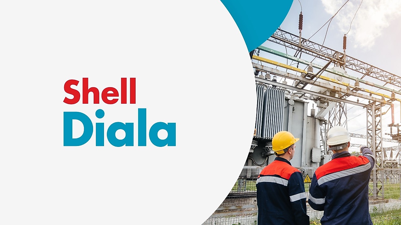 Zwei Arbeiter in Sicherheitsausrüstung inspizieren elektrische Geräte im Freien. Auf der linken Seite wird der Schriftzug "Shell Diala" vor einem hellgrauen Hintergrund angezeigt.