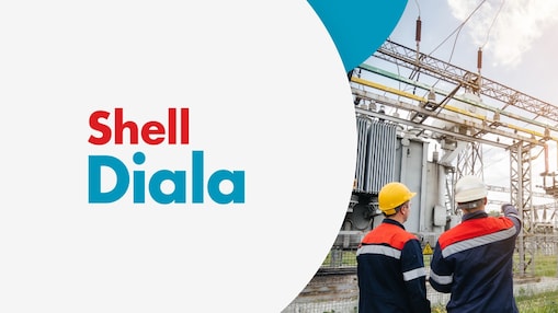 Zwei Arbeiter in Sicherheitsausrüstung inspizieren elektrische Geräte im Freien. Auf der linken Seite wird der Schriftzug "Shell Diala" vor einem hellgrauen Hintergrund angezeigt.