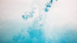 „Hellblaues und weißes abstraktes Muster, das wirbelnde Wolken oder Rauch im Wasser ähnelt. Die sanft vermischten Farben erzeugen eine weiche und beruhigende visuelle Wirkung.“