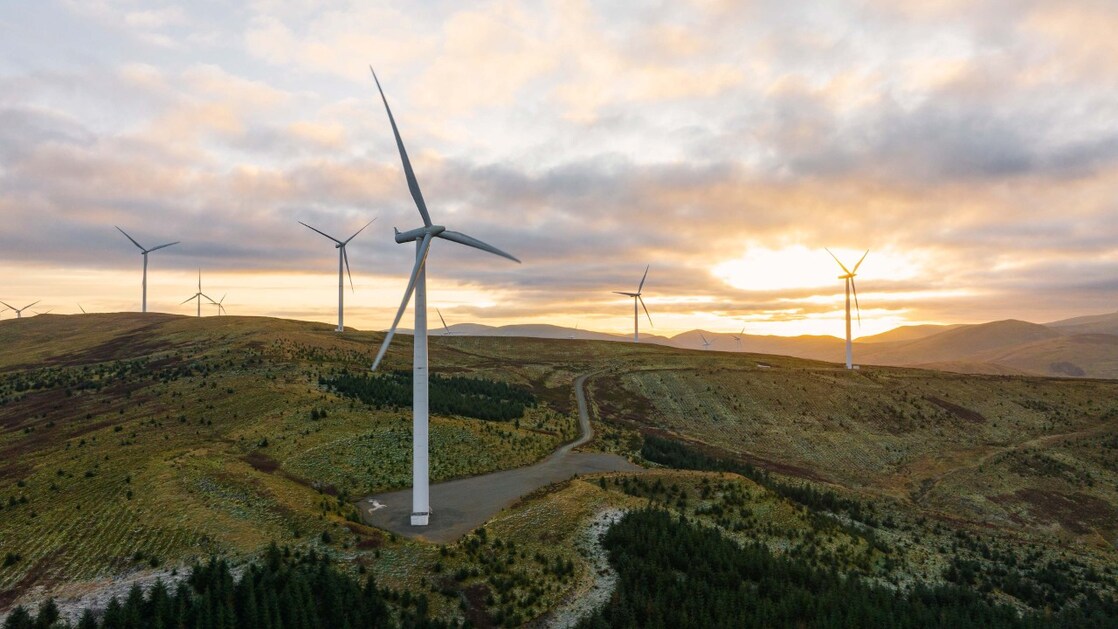Windkraftwerke auf einem Bergrücken. Hochwinkel-Luftfotografie