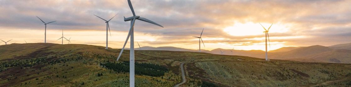 Windkraftwerke auf einem Bergrücken. Hochwinkel-Luftfotografie