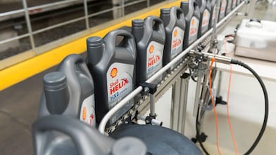 Downstream-Schmierstoffe – Shell Helix HX8 Synthetic 5W-40 während des Abfüllprozesses im Shell Grasbrook Lubricants Center, Hamburg, Deutschland, 2014