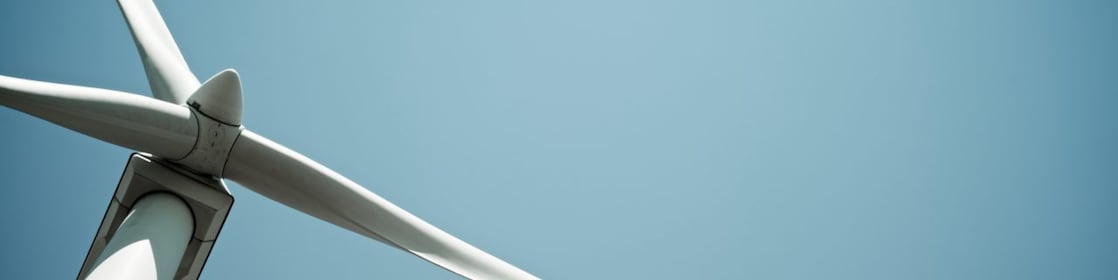 Windkraftwerke auf einem Bergrücken. Hochwinkel-Luftfotografie