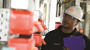 Shell Mitarbeiter berät einen Industriearbeiter vor Ort