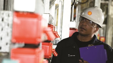 Shell Mitarbeiter berät einen Industriearbeiter vor Ort